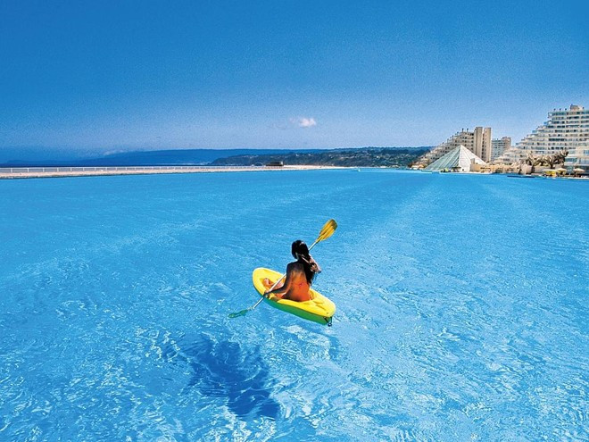 Hồ bơi rộng nhất thế giới - San Alfondo Del Mar, Chile: Hồ bơi rộng 8 ha, chứa tới gần 300.000 m3 nước, nơi sâu nhất là 3,5 m, nằm trên một bờ biển hướng ra Thái Bình Dương.