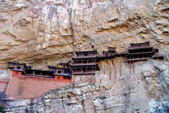 Chùa Huyền Không nằm ở giữa vách núi thẳng đứng trên đỉnh Thúy Bính, mạn Bắc hẻm Kim Long, núi Hằng huyện Hồn Nguyên, tỉnh Sơn Tây. Chùa được xây dựng cách đây 1400 năm thời Hậu kỳ Bắc Ngụy, là ngôi chùa vô cùng độc đáo, đây là sự kết hợp của 3 giáo phái Phật giáo, Đạo giáo và Nho giáo của Trung Quốc. Chùa vốn tên “ Huyền Không Các”, “huyền” là lấy từ giáo lý Đạo giáo trong tông giáo truyền thống của Trung Quốc, “không: là giáo lý nhà Phật,. Điều độc đáo là kiểu kiến trúc của Huyền Không tự có tổng cộng 7 ngôi chùa trên khắp đất nước.