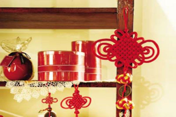 Có thể chọn những đồ trang trí màu đỏ, màu vàng để tăng vượng tài khí và tăng cát khí cho hướng tài vị, và tăng thổ vận cho Bát Bạch tinh. Nhờ vậy, bạn sẽ có một năm phát đạt tài vận và suôn sẻ về sự nghiệp.