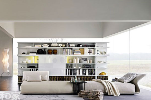 Nếu trong phòng khách kê tủ rượu hoặc giá kệ đựng đồ thì phải kê sát tường, sofa phải đối diện với cửa chính hoặc ti vi nhất định không được quay lưng lại phía cửa sẽ dễ phạm hạn tiểu nhân hoặc thị phi khẩu thiệt.