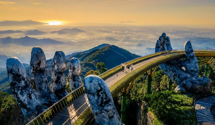 Được ví như một tuyệt tác nghệ thuật bắc ngang lưng chừng trời, tựa dải lụa óng vàng trước ánh mặt trời trên đôi tay của những vị thần, Cầu Vàng đã tạo cảm hứng để ekip làm nên một buổi buổi biểu diễn mê hoặc, liêu trai trải dài từ khoảng khắc hoàng hôn buông cho đến đêm muộn.
