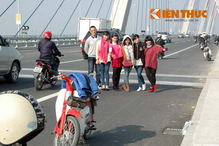 Ngang nhiên xếp hàng ngang giữa lòng đường để chụp ảnh...