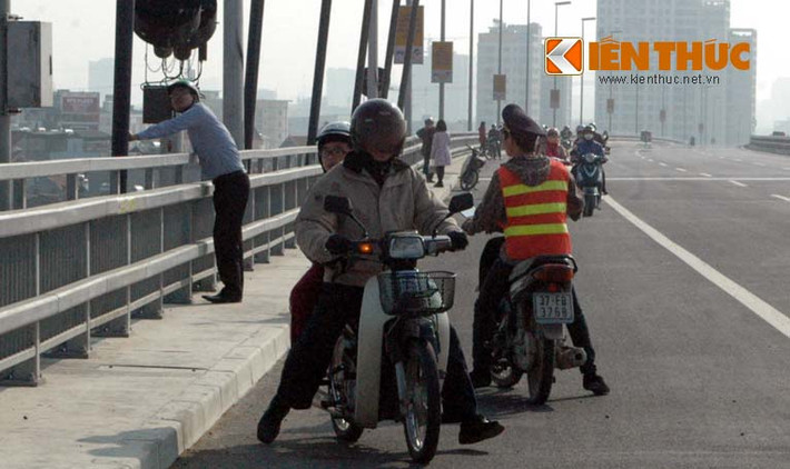 Nhân viên bảo vệ cầu vất vả đi nhắc nhở người dân chụp ảnh, dừng xe ở lòng cầu.