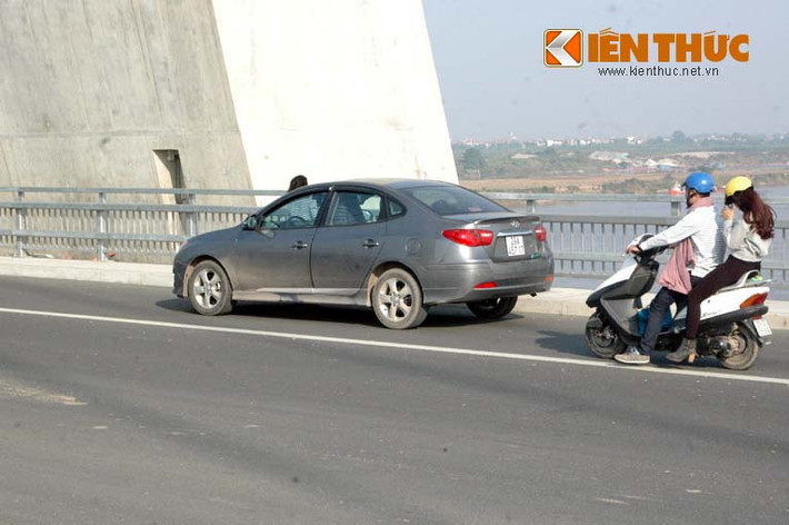 Xe ô tô đỗ ngay làn đường dành cho xe máy, khiến người tham gia giao thông gặp nguy hiểm.