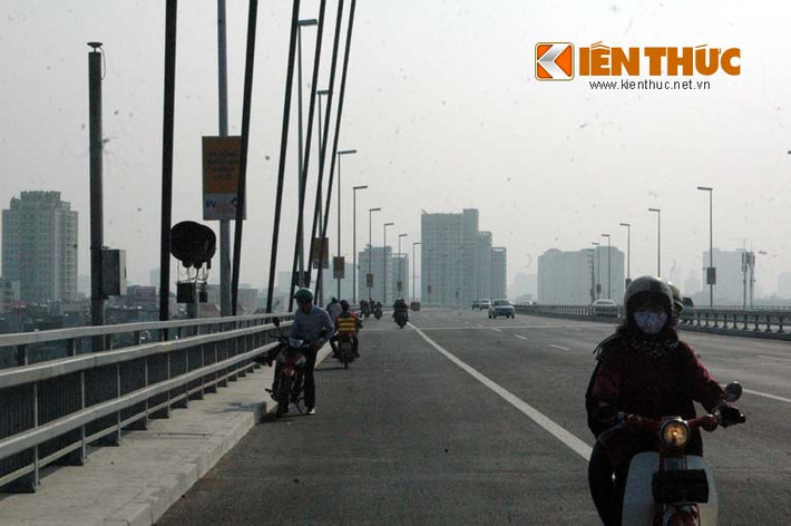 Nhưng chính nhân viên bảo vệ này lại vi phạm luật giao thông khi đi xe máy ngược chiều trên cầu Nhật Tân.