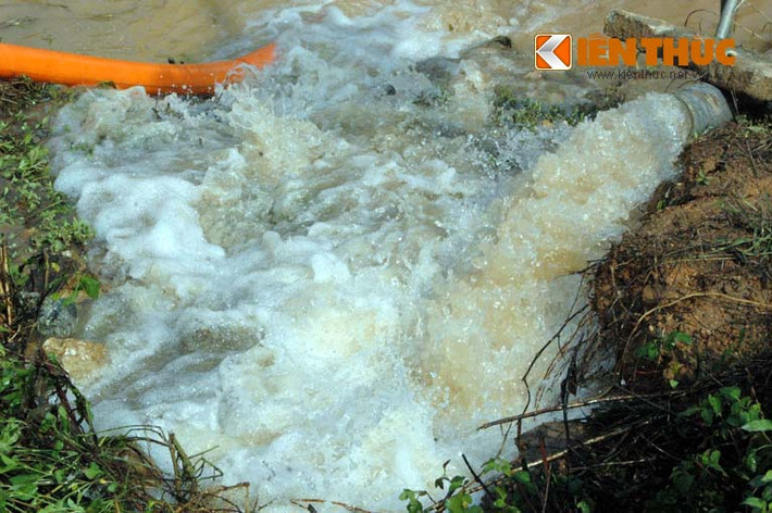 Trong khi đó, nước sạch liên tục được bơm lên từ khu vực đường ống bị vỡ.