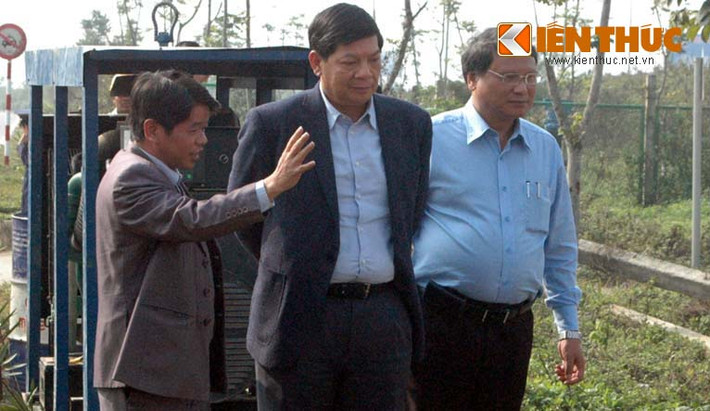 Vào khoảng 14h ngày 15/1, ông Nguyễn Quốc Hùng - Phó Chủ tịch UBND TP Hà Nội (đứng giữa) đã trực tiếp xuống hiện trường để nghe các đơn vị liên quan báo cáo tình hình.