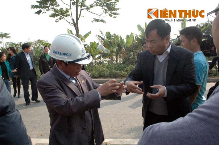 Cũng có mặt tại hiện trường, ông Lê Văn Dục - Giám đốc Sở Xây dựng Hà Nội (bên phải) cho biết: "Ngay khi phát hiện ra điểm vỡ đường ống dẫn nước sạch, thực hiện chỉ đạo của UBND Thành phố Hà Nội, Sở Xây dựng Hà Nội đã chỉ đạo ngay cho Tổng công ty Vinaconex, công ty sản xuất nước Vinasupco, Công ty Cổ phần nước sạch Vinaconex tập trung toàn bộ nhân lực, vật lực để khắc phục sự cố, đào và thay thế đoạn ống bị vỡ".