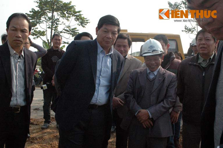 Tại hiện trường, ông Hùng chỉ đạo Công ty nước sạch khẩn trương khắc phục sự cố để nhanh chóng cấp nước trở lại cho nhân dân.