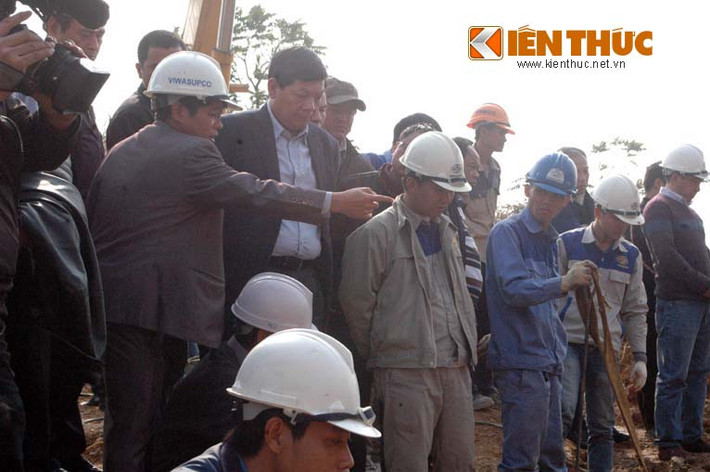 Ông Nguyễn Văn Tốn - TGĐ Công ty CP nước sạch Vinaconex đang chỉ tay chỉ đạo công việc.