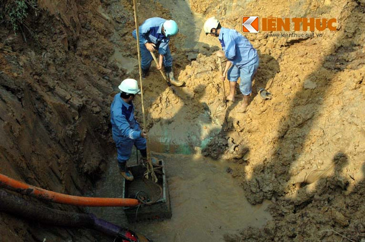 Các công nhân đã tìm ra điểm vỡ đường ống dẫn nước sạch.