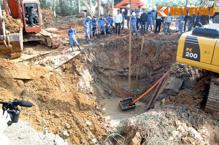 Theo ông ông Nguyễn Văn Tốn, đoạn ống bị sự cố vỡ dài 6m, phương án khắc phục là cẩu lên thay thế ống mới.
