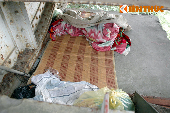 Ngoài ra, gầm cầu Long Biên, phía quận Long Biên đang biến thành nơi trú chân của nhiều người ăn xin, lang thang tại Thủ đô.