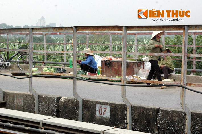 Việc cánh hàng rong ngang nhiên lập chợ trên cầu Long Biên không chỉ gây nguy hiểm cho bản thân họ và người tham gia giao thông mà còn làm mất mỹ quan cây cầu già này.