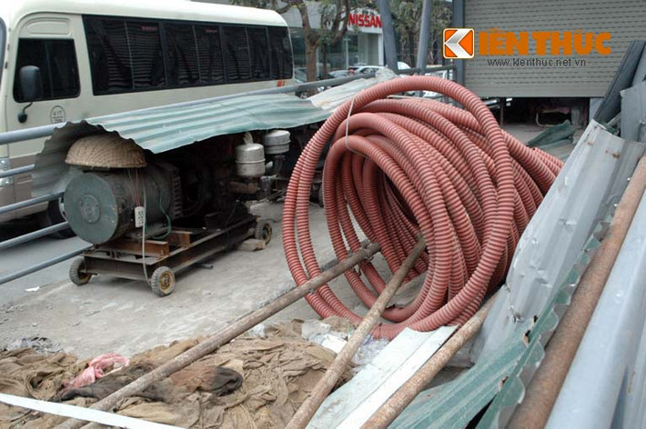 Nhà chờ này đang trở thành nơi chất đồ đạc, nguyên vật liệu cho việc thi công xây dựng.
