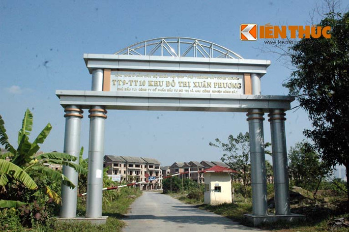 Ngay khi đến khu đô thị Xuân Phương, phường Xuân Phương, quận Nam Từ Liêm, Hà Nội, ai cũng dễ dàng nhận thấy hàng trăm ngôi biệt thự Hà Nội bỏ hoang xếp liền kề nhau.