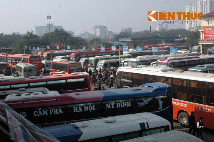 Nhiều nhà xe tăng tuyến đề phục vụ nhu cầu của người dân dịp nghỉ Tết dương lịch 2015 nên lượng xe vào bến Mỹ Đình hôm nay cũng đông hơn ngày thường rất nhiều.