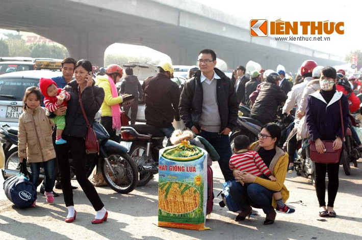 Người dân đứng, ngồi la liệt cả dưới lòng đường