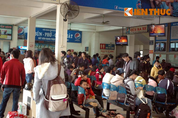 Khu vực nhà chờ bến xe Mỹ Đình cũng không còn một chỗ trống.