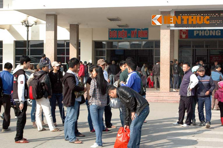 Người dân đứng gần kín lối vào bến xe Mỹ Đình.