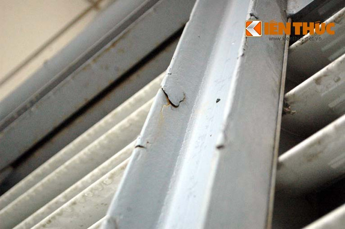 Thanh sắt bị nứt ở nhà chờ xe buýt hiện đại nhất thủ đô.