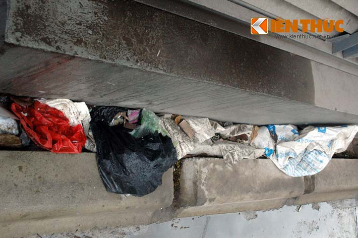 Rác thải găm rất nhiều ở nhà chờ này, gây cảnh nhếch nhác, phản cảm.