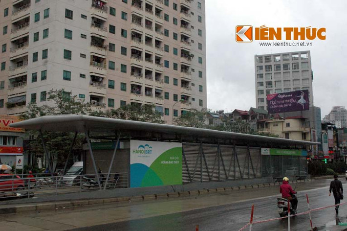 Còn nhà chờ xe buýt hiện đại trên ở cạnh ngã tư Hoàng Đạo Thúy - Lê Văn Lương cũng đã được xây xong, đang chờ vận hành.