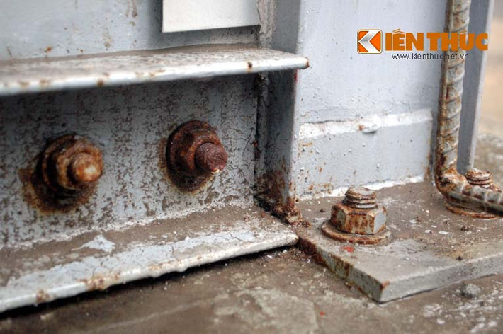 Tình trạng xuống cấp cũng xảy ra tại nhà chờ xe buýt hiện đại này.