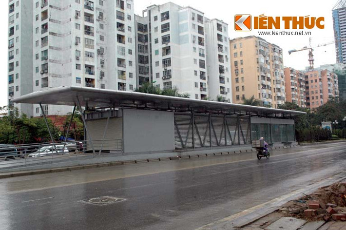 Nhà chờ xe buýt tại ngã tư Hoàng Minh Giám - Lê Văn Lương (quận Thanh Xuân - Hà Nội) được xem là nhà chờ xe buýt hiện đại nhất VN. Khi đi vào sử dụng, nhà chờ này sẽ được trang bị máy bán vé, máy quẹt thẻ/soát vé tự động, cũng như quầy hỗ trợ khách hàng có nhân viên trực tại chỗ. Hiện, nhà chờ xe buýt mẫu đầu tiên trong chuỗi nhà chờ của tuyến buýt nhanh Hanoi BRT này đã hoàn thiện.