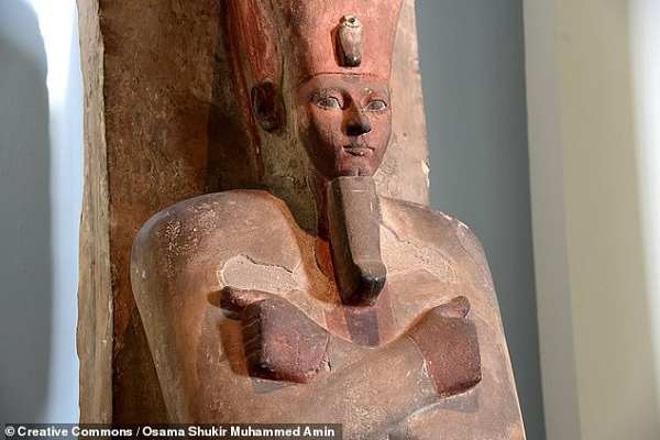Các đồ tùy táng cũ của Amenhotep I có thể đã bị kẻ trộm mộ cổ đại lấy đi. Sau đó, ông được cải táng vào một lăng mộ mới. Đây là một nghi lễ hiếm thấy ở Ai Cập, cải táng theo phương thức như một lần "ướp xác" thứ 2, với đầy đủ nghi lễ cho các xác ướp bị hư hại.
