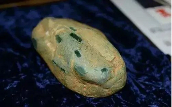 Cách đây 20 năm, lão Tưởng một nông dân gốc Hàng Châu đến biên giới Trung Quốc và Myanmar đi du lịch. Khi ghé qua nhà 1 lão nông thì thấy ông thấy hòn đá có kích thước nhỏ hơn cái gối đầu, dưới ánh đèn, nó đang ánh lên màu xanh lục vô cùng đẹp mắt.