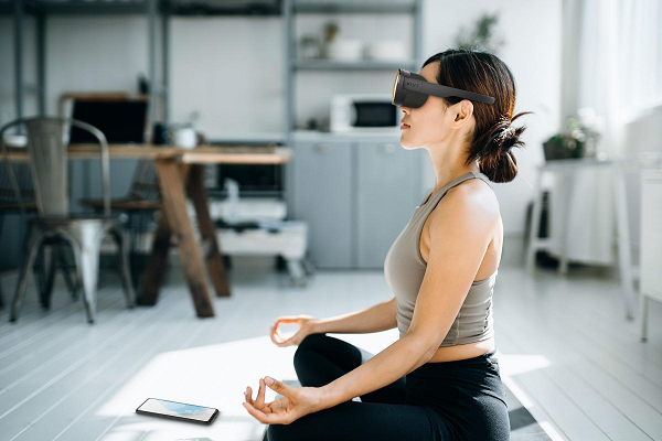 Và âm thanh không gian sống động giúp người dùng say mê trong buổi tập yoga hoặc du lịch thực tế ảo. Sản phẩm hiện được bán tại store.us.vive.com với mức giá 499 USD.