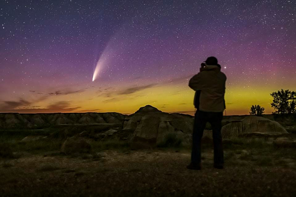 Để quan sát sao chổi Leonard, hãy hướng về phía Sao Kim (Venus), hay Sao Hôm, thiên thể sáng nhất bầu trời vào khoảng thời gian lúc hoàng hôn.
