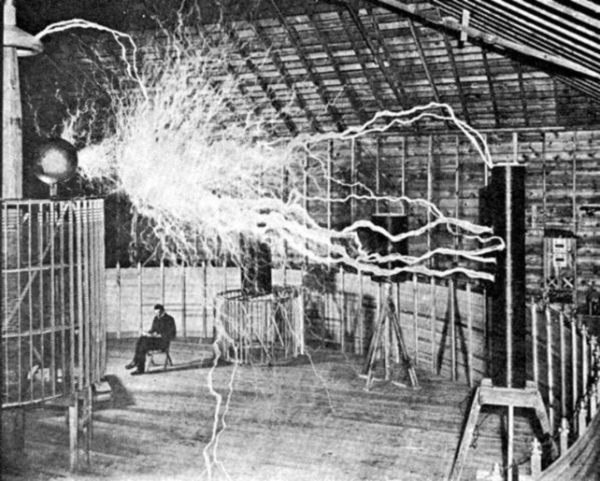 Theo FBI, Tesla hy vọng chứng minh sự tồn tại của sự sống trên sao Hỏa nhờ sử dụng chiếc kính Teslascope, khi nghe thấy nhiều âm thanh khác nhau không giống bất cứ thứ gì từng biết và những tiếng click tương tự bộ mã Morse.