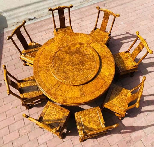Sau khi phân tích kỹ lưỡng hơn, chuyên gia cho biết khúc gỗ này chính xác là gỗ Kim Tơ Nam mộc âm trầm nghìn năm đã tuyệt chủng ở Trung Quốc.