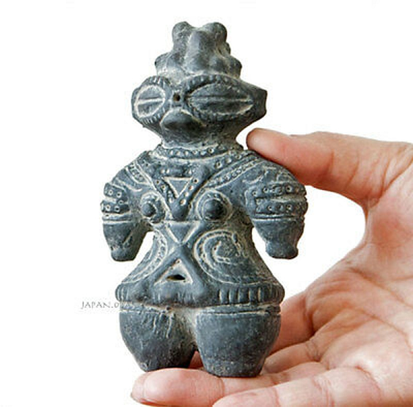 Hầu hết những bức tượng Dogu đều được chế tạo từ đất sét, và có nhiều hình dạng thu hút. Những bức tượng này thường có khuôn mặt lớn, cánh tay nhỏ, bàn tay và thân hình nhỏ gọn. Một số khác dường như đeo kính hoặc có khuôn mặt hình trái tim.