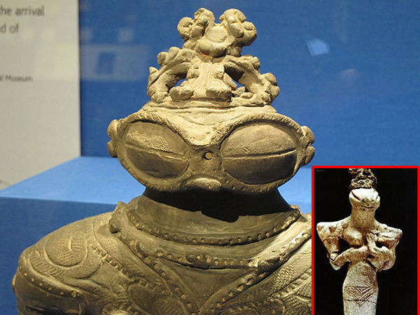 Bên cạnh đó, chúng còn được gắn thêm trang trí trên mặt, ngực và vai. Gần như tất cả đều được phát hiện trong các ngôi mộ hoặc các vòng tròn đá, từ đó khiến người ta ngờ rằng chúng được sử dụng trong các nghi lễ tôn giáo hoặc pháp sư.