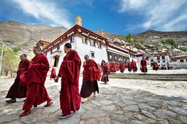 Những vị tổ tiên khác loài đã truyền lại một số gene đặc biệt cho những người con gái mang 2 dòng máu. Những người phụ nữ này tiếp tục mang nguồn gene quý truyền cho các thế hệ Homo sapiens Tây Tạng sau này, duy trì cho đến nay - khoảng 20.000 - 30.000 năm sau khi các vị tổ tiên khác loài bị tuyệt chủng.