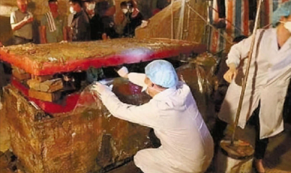 Ngày 10 tháng 3 năm 2003, 1 đội khảo cổ học đã phát hiện ra 1 cỗ quan tài cực lớn màu đỏ tươi tại dãy núi Turki, nội Mông Cổ. Chiếc quan tài nằm trong một ngôi mộ nhỏ, có vẻ như là mộ của một người bình thường.