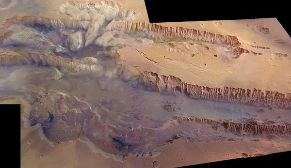 Valles Marineri là một hẻm núi dài tới 4.000km. Tàu quỹ đạo ExoMars đã sử dụng công cụ FREND và phát hiện ra ở độ sâu khoảng 1 mét dưới bề mặt, đất ở hẻm núi này cực kỳ giàu nước.