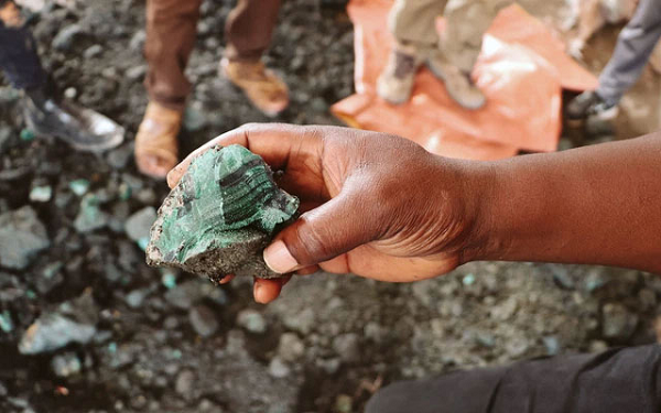 Cobalt hay coban là một kim loại có từ tính màu trắng xanh. Nó có ký hiệu hóa học là ‘Co’ và số nguyên tử là 27. Nó được tìm thấy ở dạng hợp chất trong lớp vỏ trái đất và thu được khi khai thác niken, chì, bạc, đồng và sắt.