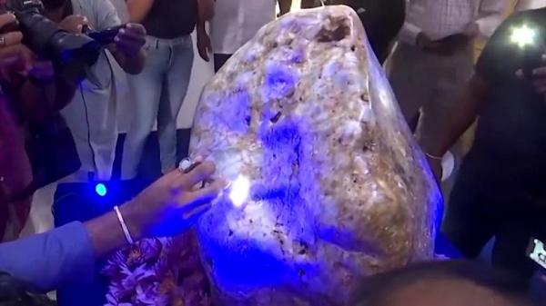 Các nhà sư đã tụng kinh trước hòn đá quý khổng lồ trước khi nó được mang ra trưng bày. Hòn đá được tìm thấy ở khu vực Ratnapura giàu đá quý, nơi người dân địa phương trước đây tình cờ phát hiện cụm đá sapphire sao lớn nhất thế giới.