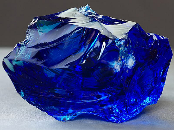 Những viên Sapphire quý hiếm được hình thành dưới tầng địa chất rất sâu hàng trăm km trong lòng đất. Với độ sâu như vậy làm cho việc khai thác sapphire rất nguy hiểm.