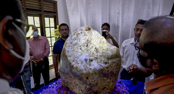 Các nhà nghiên cứu đá quý tại Sri Lanka đã kiểm tra và cho biết đây là một trong những hòn đá sapphire quý hiếm nhất thế giới vì nó nặng tới 310kg.