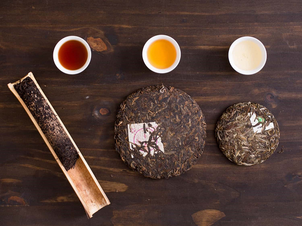 Theo những tài liệu cổ của Trung Quốc, trà là do Thần Nông - một trong Tam Hoàng của văn hóa Trung Hoa tìm ra. Truyền thuyết kể rằng, Thần Nông là người dạy nhân dân làm ruộng và rất giỏi y thuật. Ông đi tới đâu cũng tìm kiếm, thử nếm các loại cây cỏ trong tự nhiên để phân biệt đâu là thuốc chữa bệnh, đâu là thuốc độc.