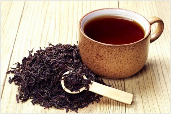 Năm 2737 TCN, Thần Nông lần đầu tiên nếm thử lá trà cháy bị gió nóng thổi tới và rơi vào vạc nước sôi của ông. Cũng từ đó, ông phát hiện ra tác dụng y học của trà và coi nó là một loại thuốc rất tốt, có thể giải độc của 70 loại cây cỏ khác.
