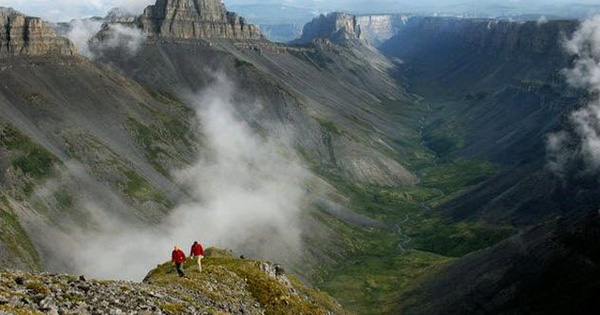 Nahanni theo ngôn ngữ của người Dene bản xứ sinh sống ở đây hàng ngàn năm trước, có nghĩa là “tinh thần”, nhưng sau đó bộ lạc này đã biến mất một cách bí ẩn đến nay vẫn chưa có lời giải.