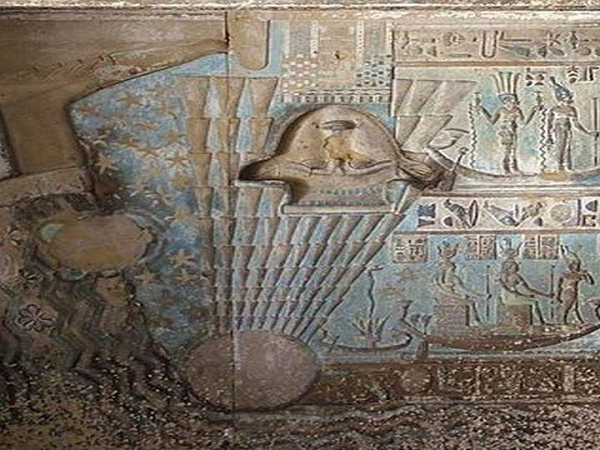 Đây là một góc tường chạm khắc các ký tượng hình cổ đại tại đền thờ Dendera, Ai Cập. Trên bức tường, chúng ta có thể thấy một vật thể trông rất giống UFO, bên trong chứa một sinh vật, trông khá giống với tạo hình người ngoài hành tinh trong bộ phim ET của đạo diễn lừng danh Steven Spielberg.