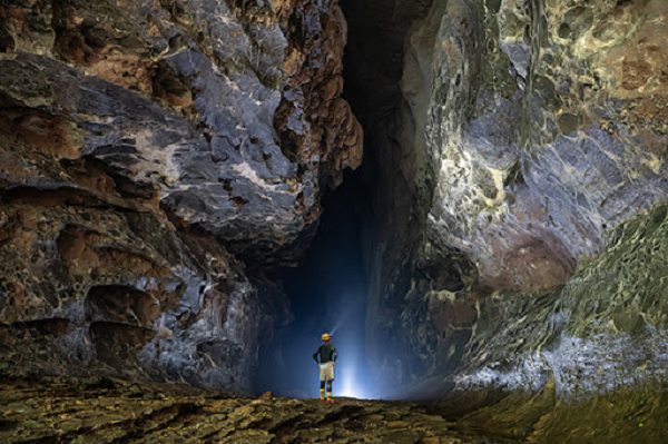 Địa hình Karst (cácxtơ) xuất hiện khi nước chảy trong đá, tạo ra phản ứng hóa học. Địa hình này ảnh hưởng bởi 3 yếu tố là ăn mòn, phong hóa sinh hóa học, xâm thực.