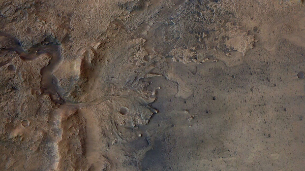 Jezero Crater là một chiếc hố khổng lồ trong số vô vàn "vết rỗ" của Sao Hỏa, được hình thành từ magma núi lửa nóng chảy. Tàu Preseverance đã có phát hiện khi tìm thấy các hợp chất hữu cơ chứa liên kết carbon - hydro.